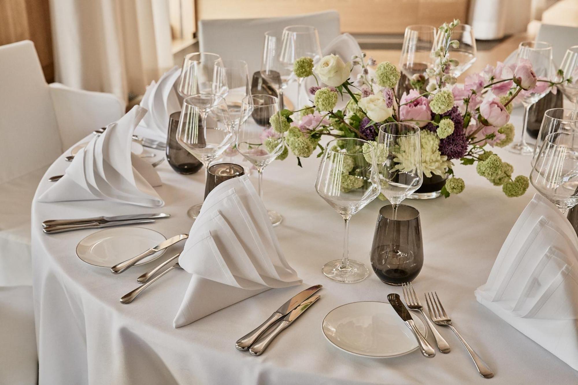The Fontenay Hamburgo Exterior foto A table set for a formal dinner